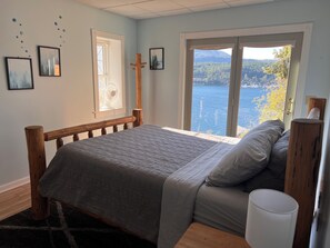 4 bedrooms, iron/ironing board, travel crib, free WiFi - Bayview Beauty close to Silverwood theme Park. (Bayview)