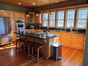 Fridge, microwave, oven, stovetop - Bayview Beauty close to Silverwood theme Park. (Bayview)