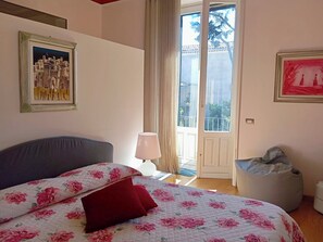 3 quartos, berço de viagem, Wi-Fi de cortesia, roupa de cama