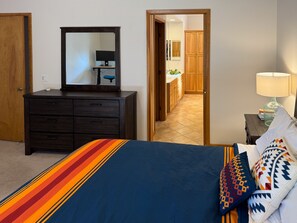 Room - A quiet, stylish and cozy retreat. (Page)