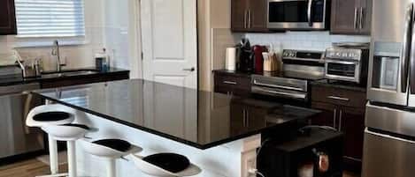 Frigorifero, microonde, forno, piano cottura