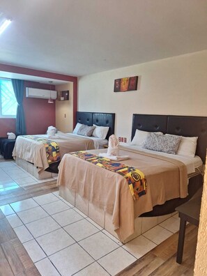 Basic trippelrum | Skrivbord, gratis wi-fi och sängkläder