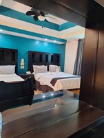 Escritorio, wifi gratis y ropa de cama 