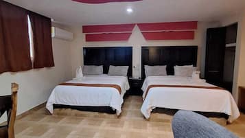 Family Room | Desk, free WiFi, bed sheets