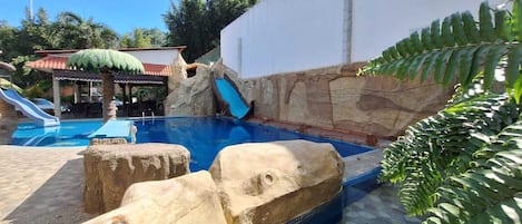 Una piscina al aire libre