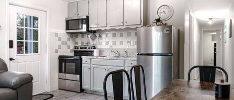 KĂŒhlschrank, Mikrowelle, Ofen, Herdplatte