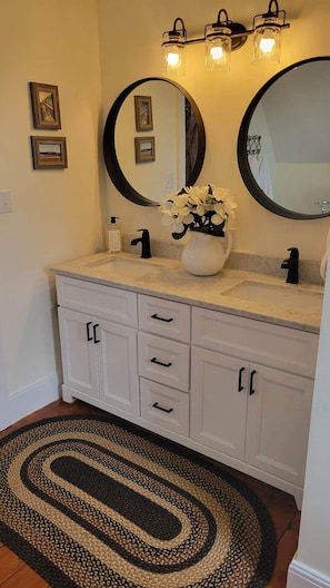 Secador de pelo, batas, toallas, jabón