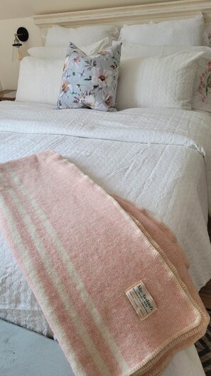 Elite Double Room | Egyptian cotton sheets, premium bedding, pillow-top beds - Clinton Pond Bed and Breakfast (Clinton)