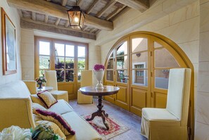 Fernseher, Kamin, Stereoanlage