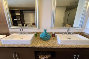 Towels, soap, toilet paper - Family-Friendly Vacation rental in Puerto Vallarta: Your Home away from Home.... (Puerto Vallarta)