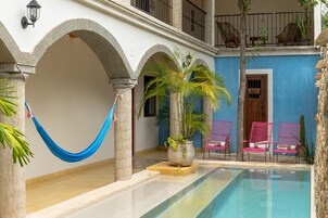 Una piscina al aire libre