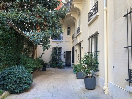 Spacious, soothing and intimate Tour Eiffel 1b Apartment 
