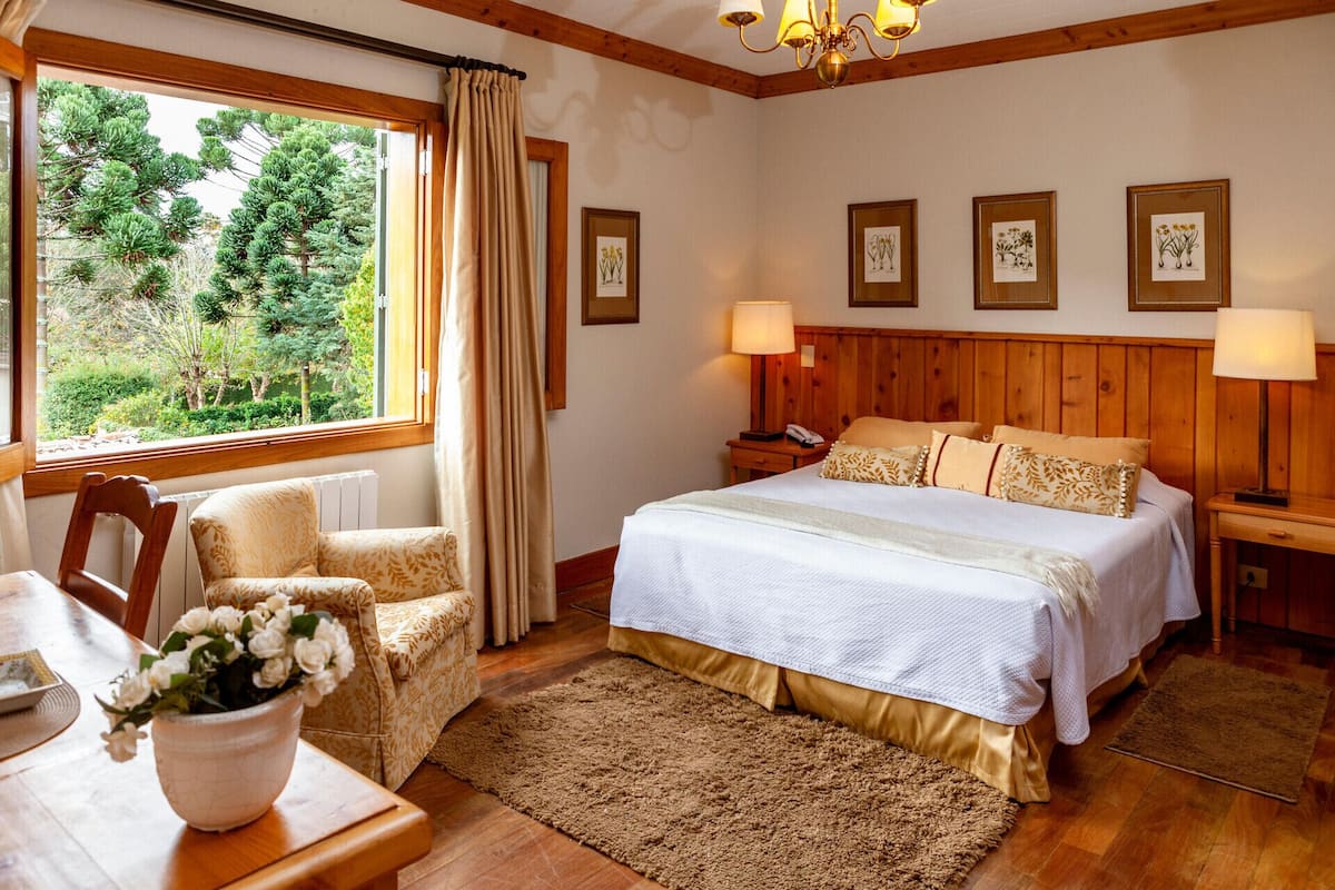 1 kamar tidur, minibar, brankas, dan meja kerja
