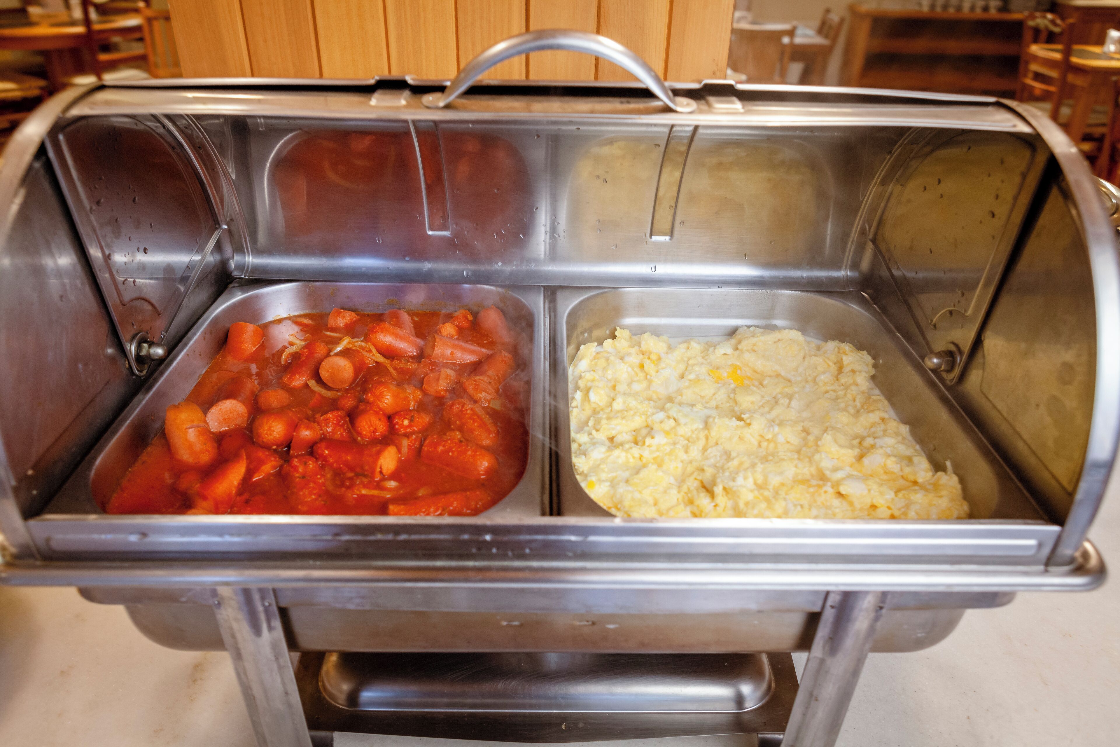 Un buffet con due sezioni: una con salsa rossa e carote, e un'altra con uova strapazzate.