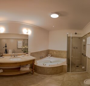 Shower, free toiletries, hair dryer, towels - Hotel Solar D' Izabel (Campos do Jordão)