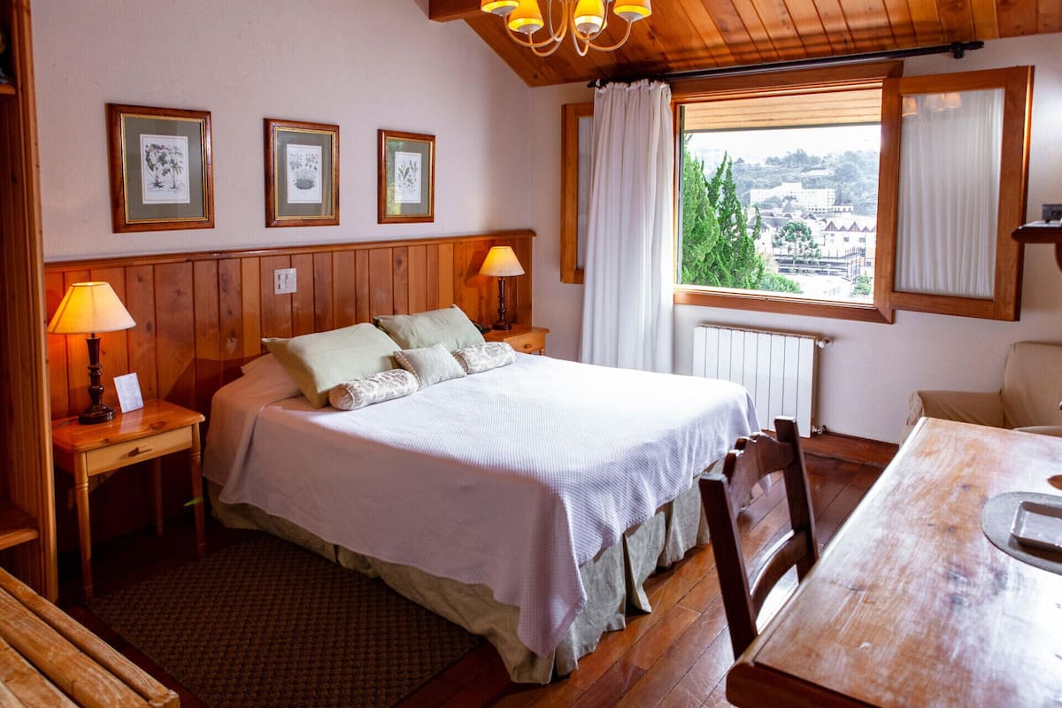 1 kamar tidur, minibar, brankas, dan meja kerja
