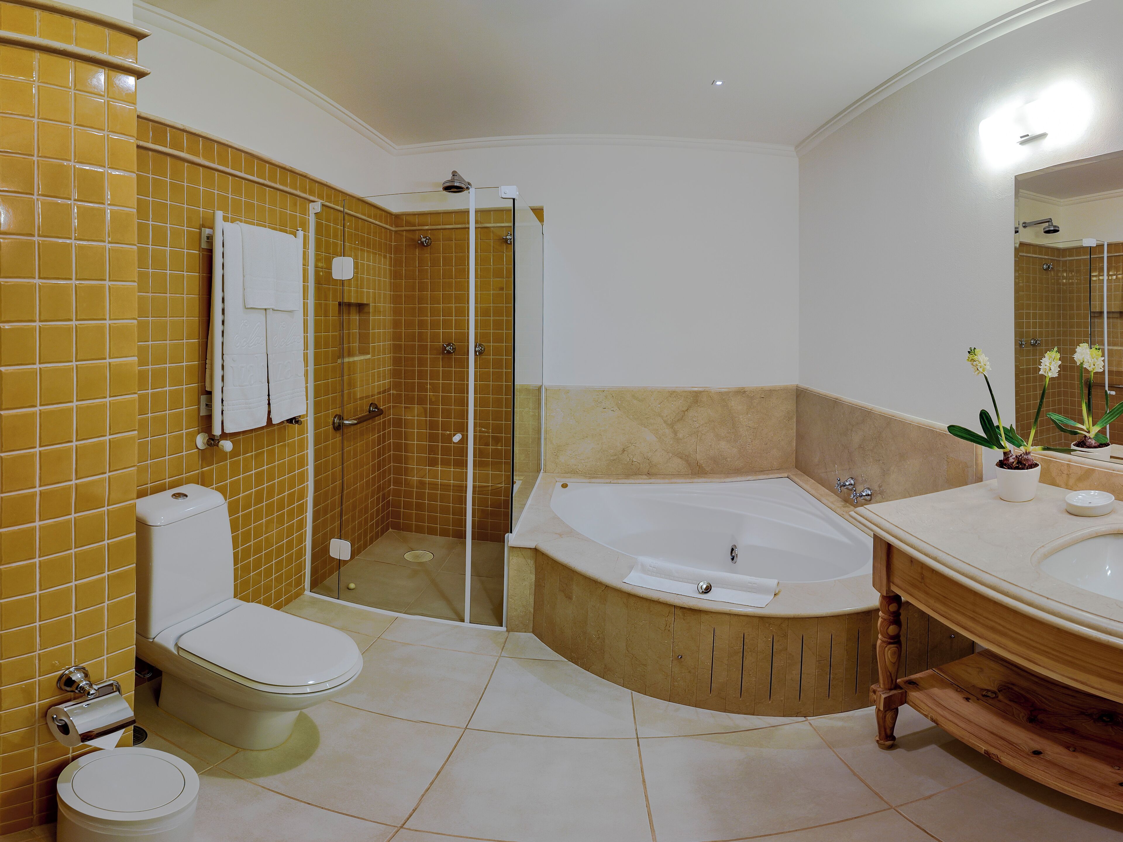 A bathroom with a toilet, shower, and bathtub.