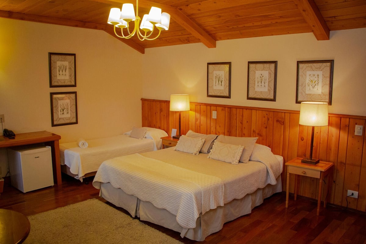 1 quarto, frigobar, cofres nos quartos, escrivaninha