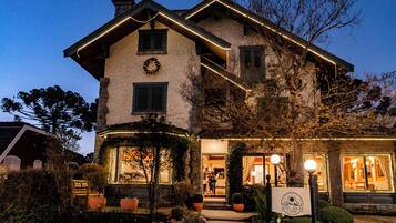 Facciata della struttura - sera/notte