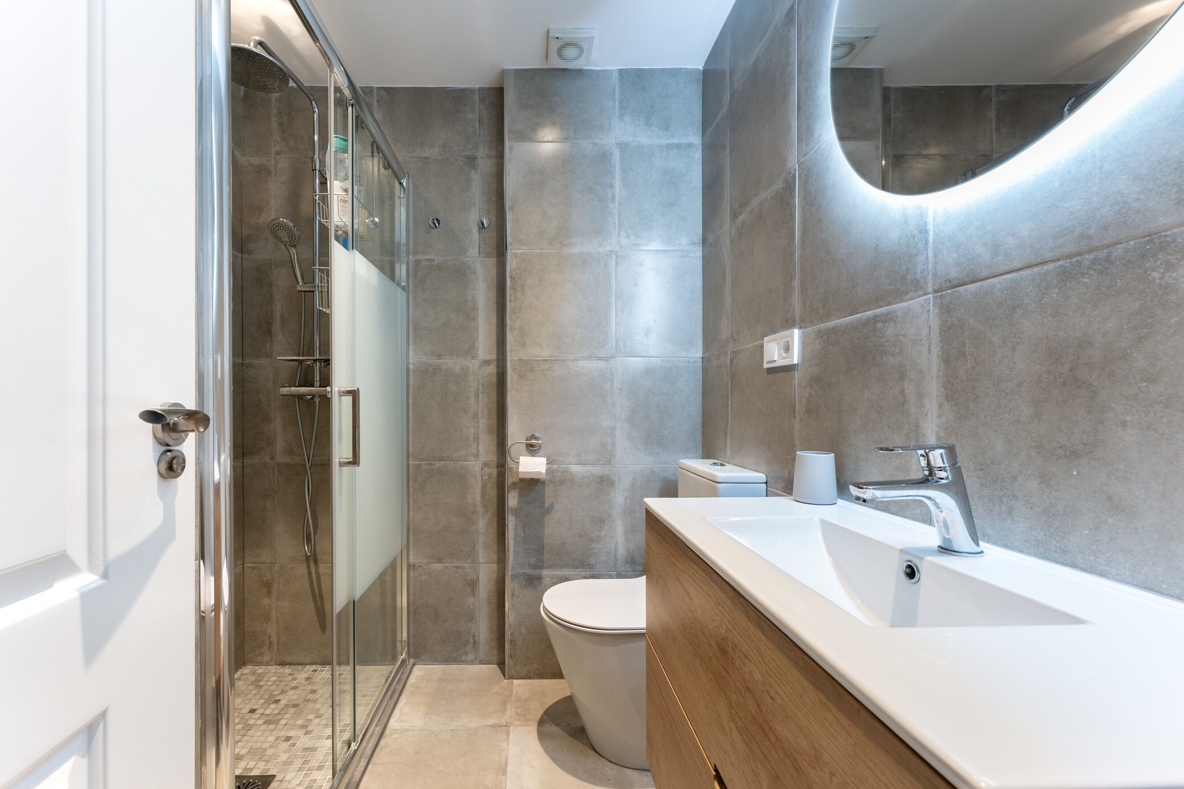 Een douche, een haardroger, handdoeken