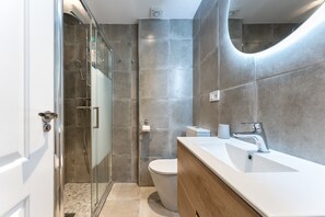 Een douche, een haardroger, handdoeken