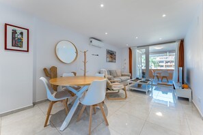 Interior - Holiday Apartment "Villa María" with Sea Views, Shared Pool and Wi-Fi (Las Lagunas de Mijas)