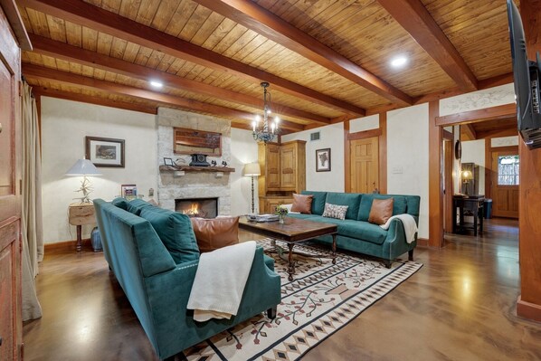 Smart TV, printers - Cozy Haven | Shared Pool • Firepit • Hot Tub (Fredericksburg)