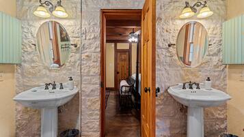 3 habitaciones, escritorio y tabla de planchar con plancha