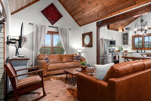 Smart TV, printers - Steps to Main | Hot Tub • Game Room Retreat (Fredericksburg)