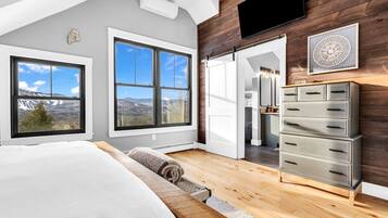 5 bedrooms, desk, iron/ironing board, free WiFi