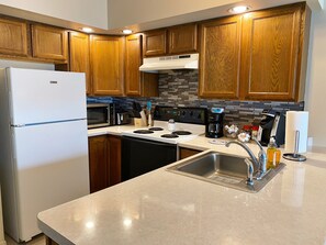 Réfrigérateur, four à micro-ondes, un four, surface de cuisson