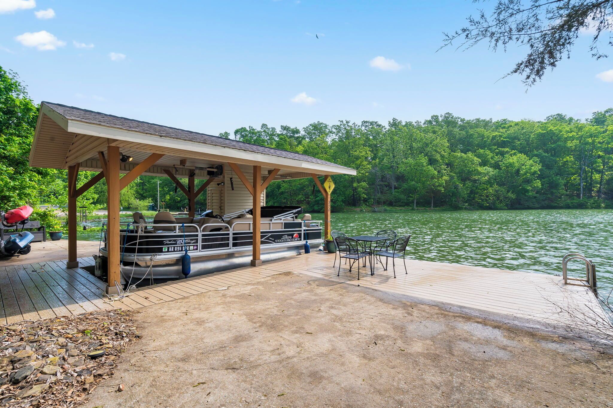 Fall Available! Lakefront, Dock, Remodeled, Views, screen porch, fall colors