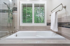 Hair dryer, towels, soap, toilet paper - Lakefront, Dock, Remodeled, Views, screen porch, Kayaks! (Bella Vista)