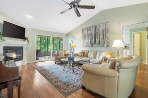 Een smart-tv en een open haard