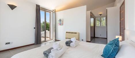 3 bedrooms, in-room safe, iron/ironing board, free WiFi