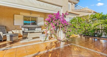 Apartamento 'Bugenwilla Orihuela Costa' con piscina compartida, Wi-Fi y aire acondicionado.