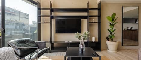 Elite-huoneisto | Oleskelualue | 40–tuumainen äly-TV, jossa kaapelikanavat