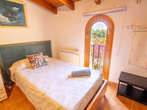 4 bedrooms, iron/ironing board, Internet, bed sheets