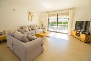 TV, stereo - Sunny villa with pool, WIFI and A/C (Cala Rajada)