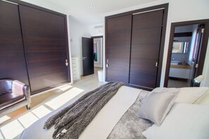 3 bedrooms, iron/ironing board, travel crib, free WiFi - Sunny villa with pool, WIFI and A/C (Cala Rajada)