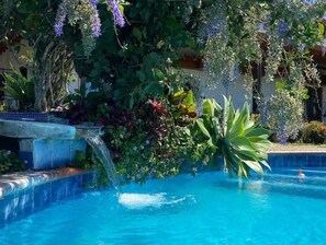 Una piscina al aire libre