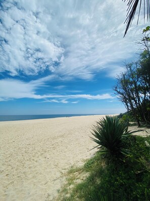 Una spiaggia nelle vicinanze