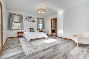 3 sovrum, skrivbord, strykjärn/strykbräda och resesäng