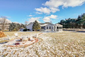 Outdoor dining - Elegant Pataskala Home w/ Hot Tub & Fire Pit! (Pataskala)