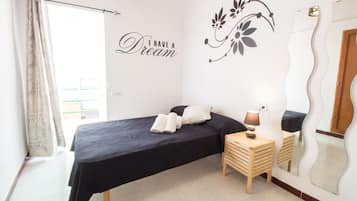 4 slaapkamers, een strijkplank/strijkijzer, internet, beddengoed