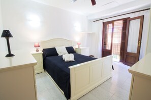 4 bedrooms, iron/ironing board, Internet, bed sheets