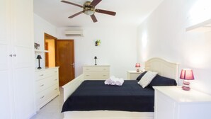 4 bedrooms, iron/ironing board, internet, bed sheets