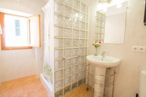 Douche, sèche-cheveux, serviettes fournies
