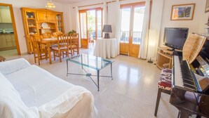 3 bedrooms, iron/ironing board, Internet, bed sheets - Lovely apartment a few meters from the beach (Port de Pollença)