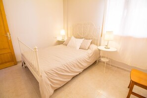 3 bedrooms, iron/ironing board, Internet, bed sheets